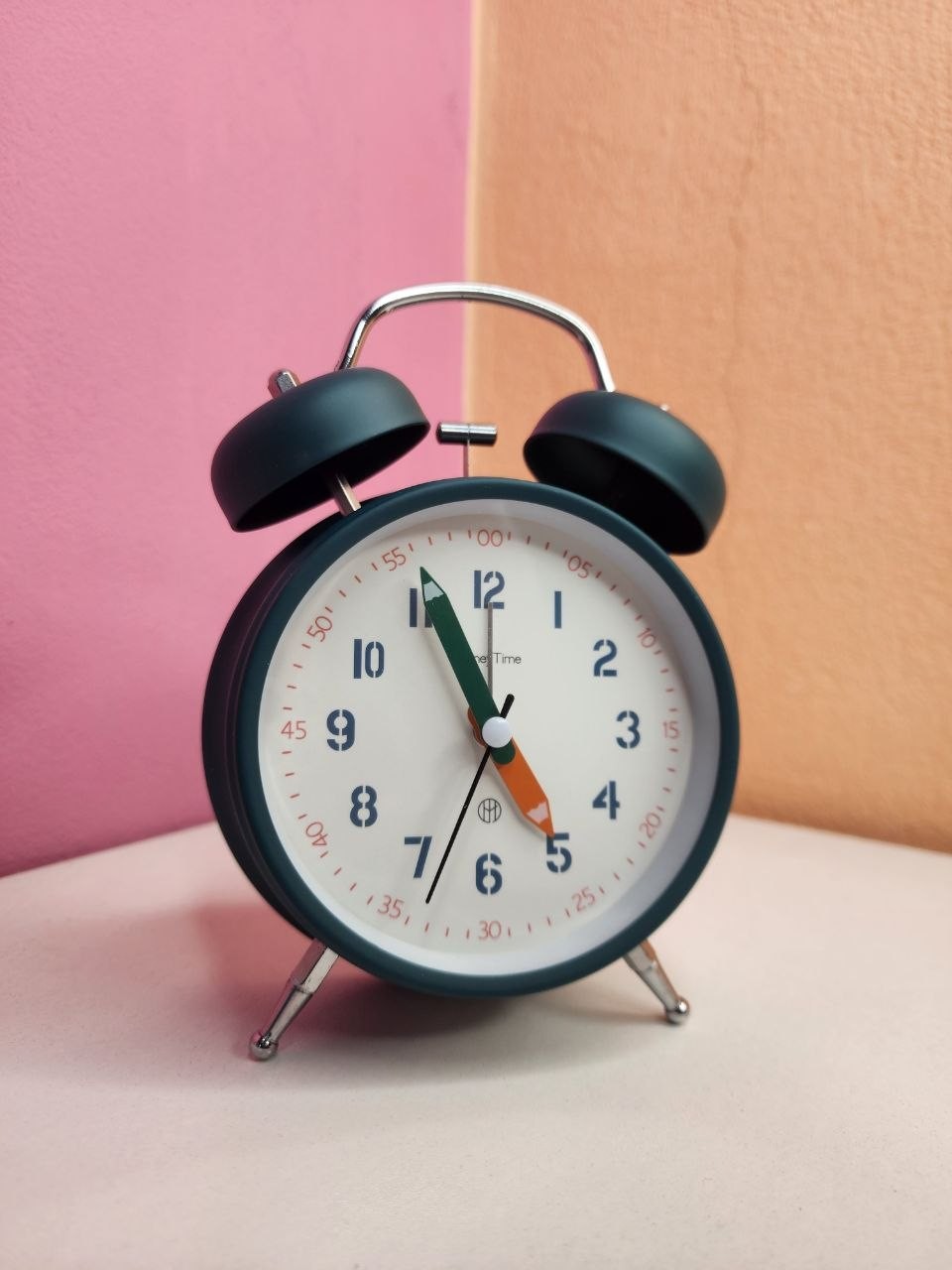 Premium Retro-style analog alarm clock C0274